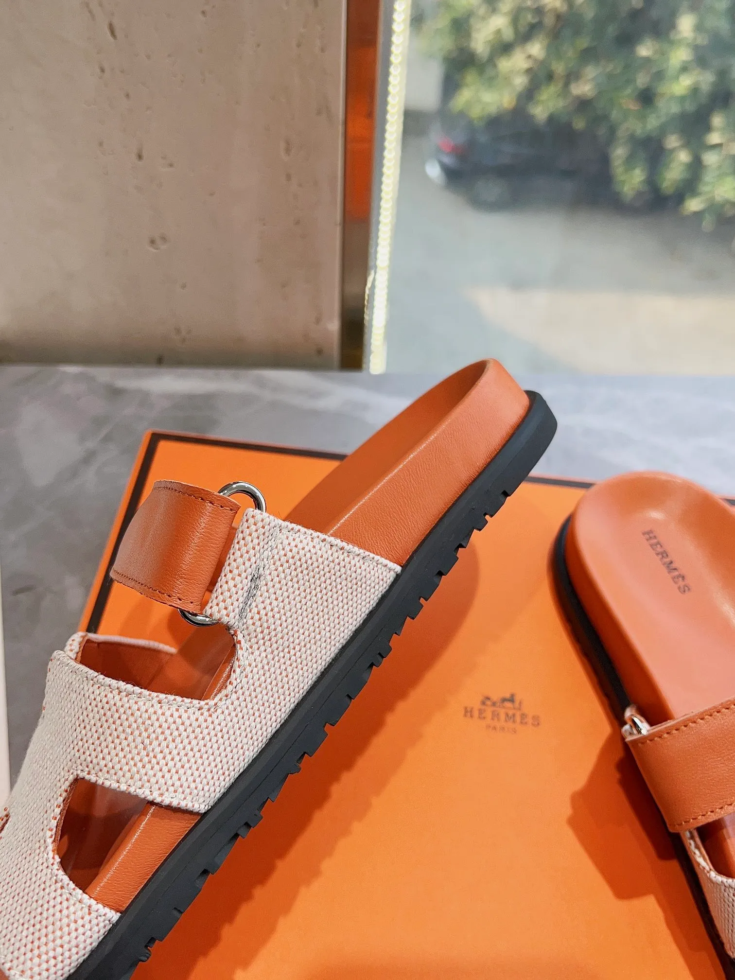👟👟Ex-factory price 440👟👟 Men's size +10 H family 2024 spring and summer new style HERMES Hermes' recently popular couple's shoes, pig nose angle sandals and slippers, paired with various colorful socks, extremely trendy. Upper lining: imported original material. Outsole: non-slip and wear-resistant outsole. Size: Female 35-42 (40/42 non-returnable and non-exchangeable) Men’s size: 39-45 (45 is non-refundable and non-exchangeable)